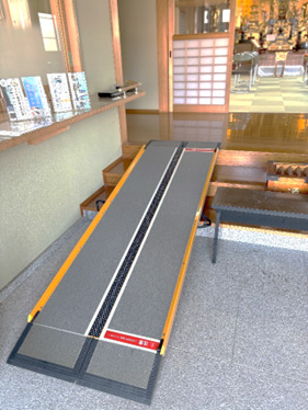 車いす用スロープを常置しています。