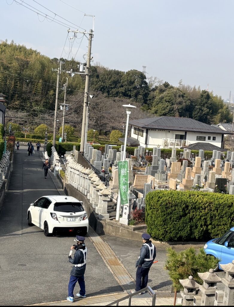 早朝よりお参りに来られています